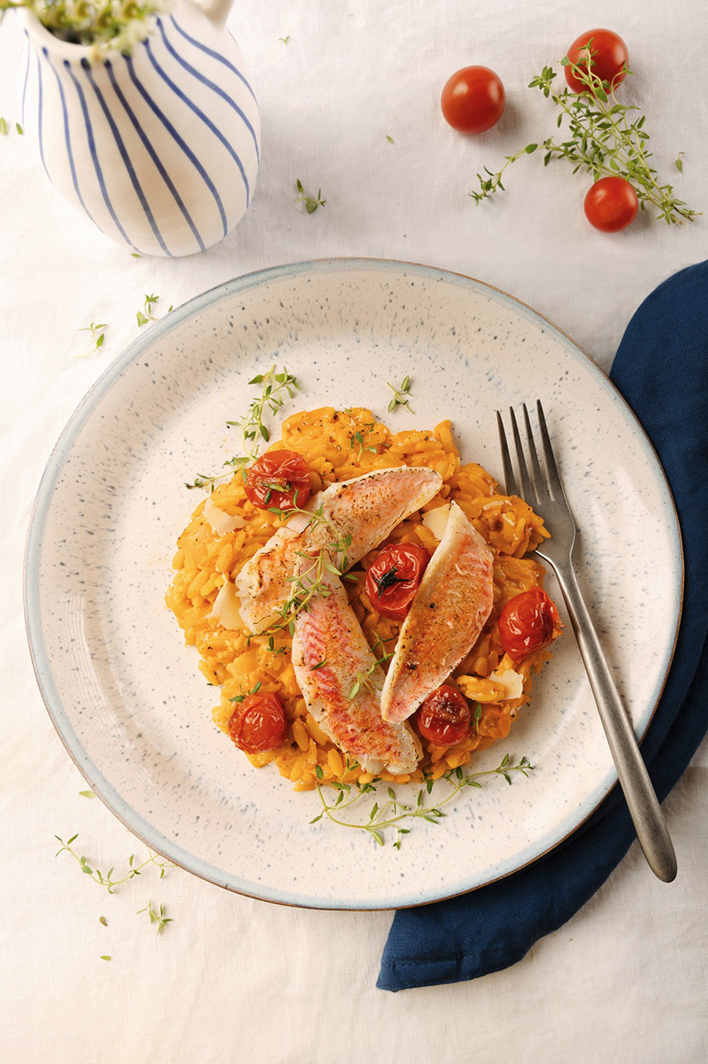 Orzotto tomates rôties à l’ail, rouget barbet cuit à la plancha