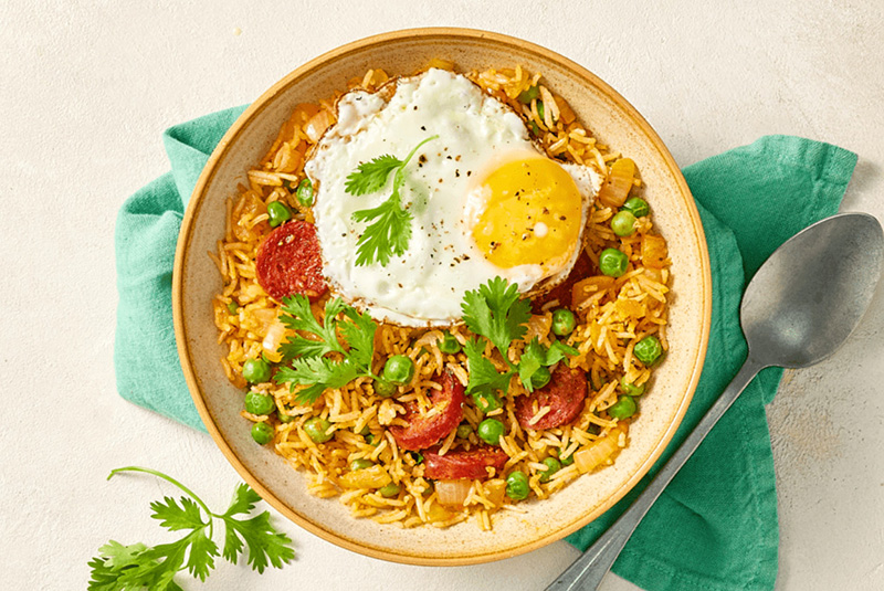 Riz sauté chorizo, petits pois, œuf au plat