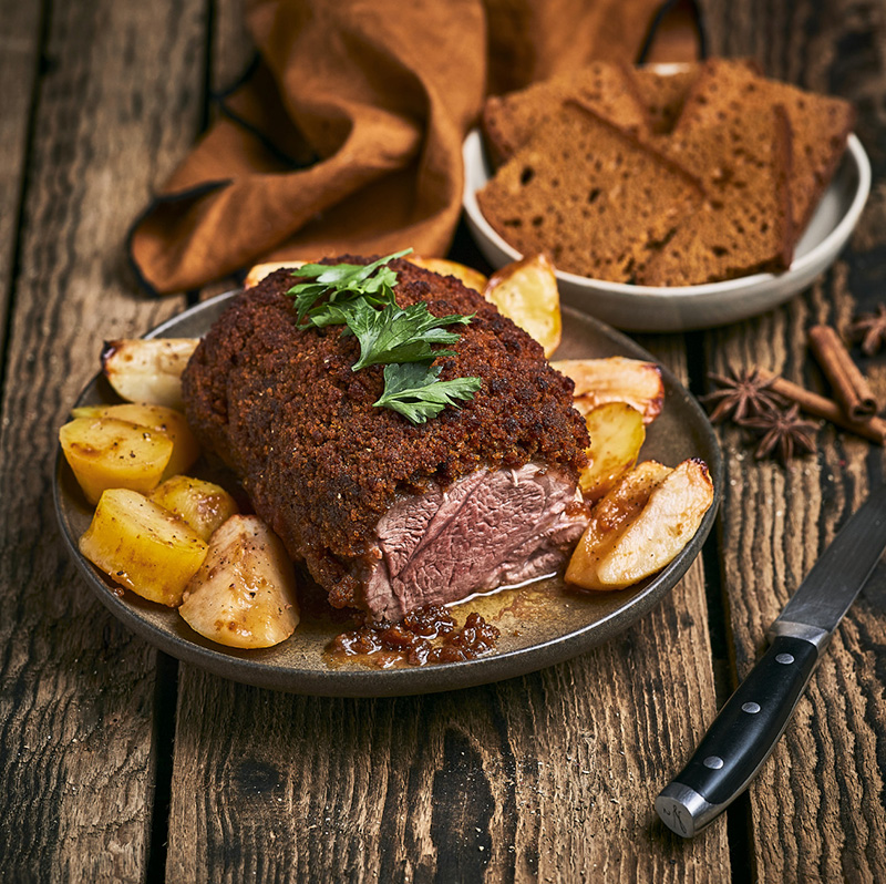 Rôti d’agneau croûte pain d’épices, pommes et pommes de terre rôties