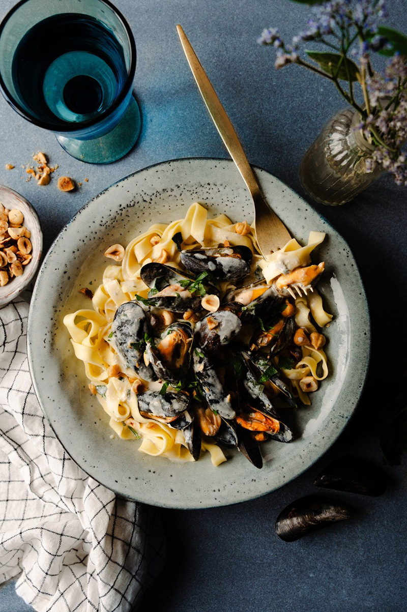 Tagliatelles moules sauce au bleu noisettes torréfiées