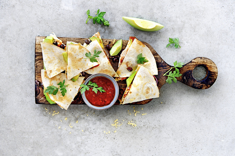 Quesadillas à l’avocat, poulet haricots noirs