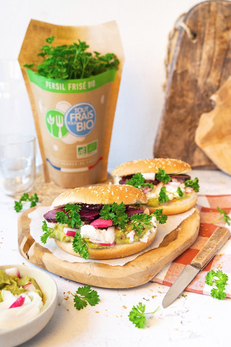Bagel avocat, pois chiche, crudités persil frisé frais