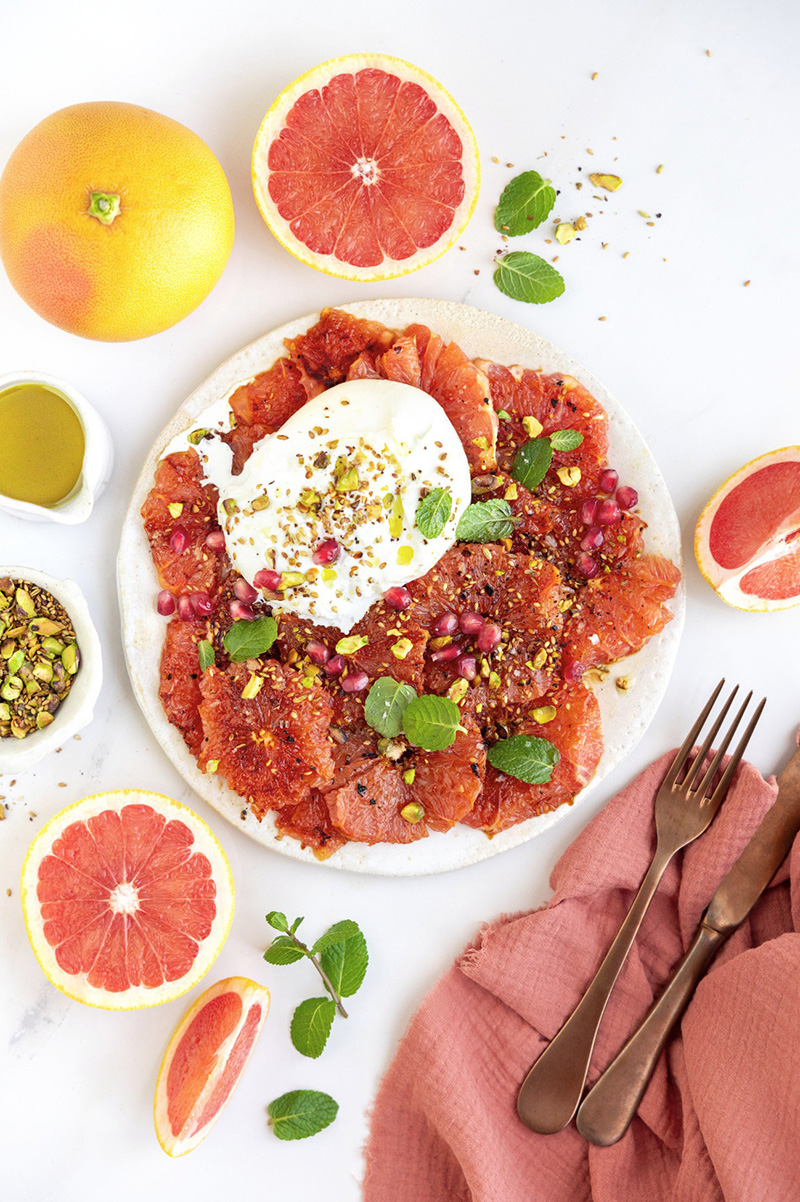 Carpaccio pomelo de Corse IGP rôti, burrata dukkah