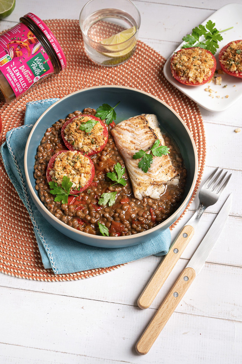 Filet de poisson blanc, lentilles poivrons grillés tomates provençales