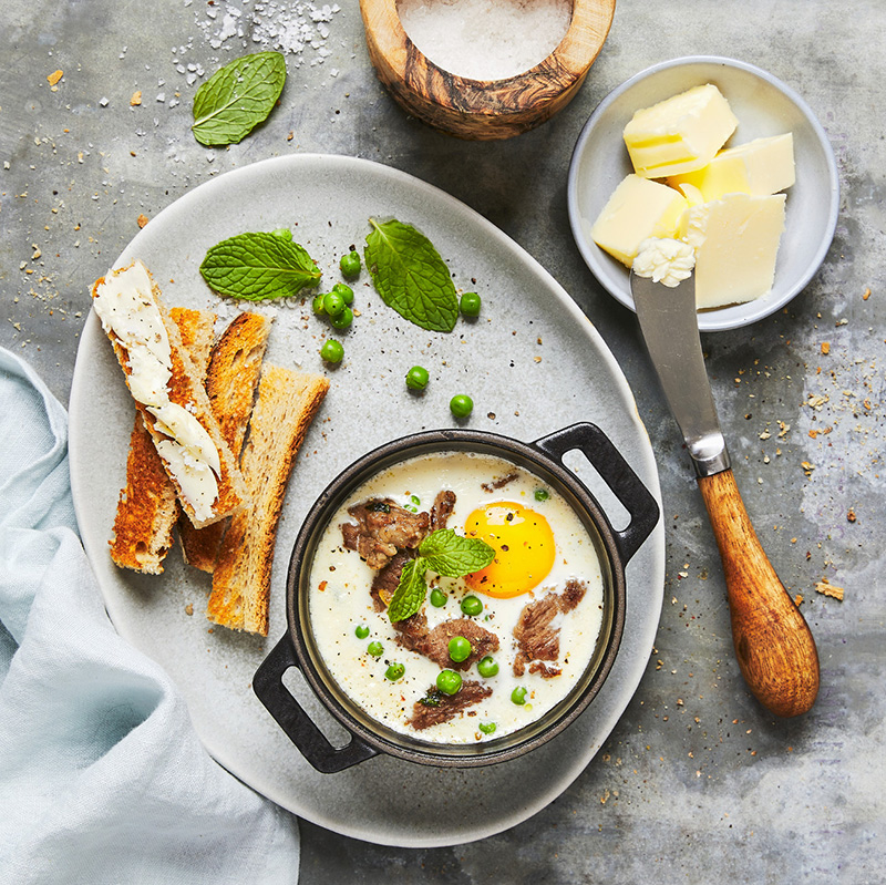 Œufs cocotte à l’agneau petits pois menthe fraîche