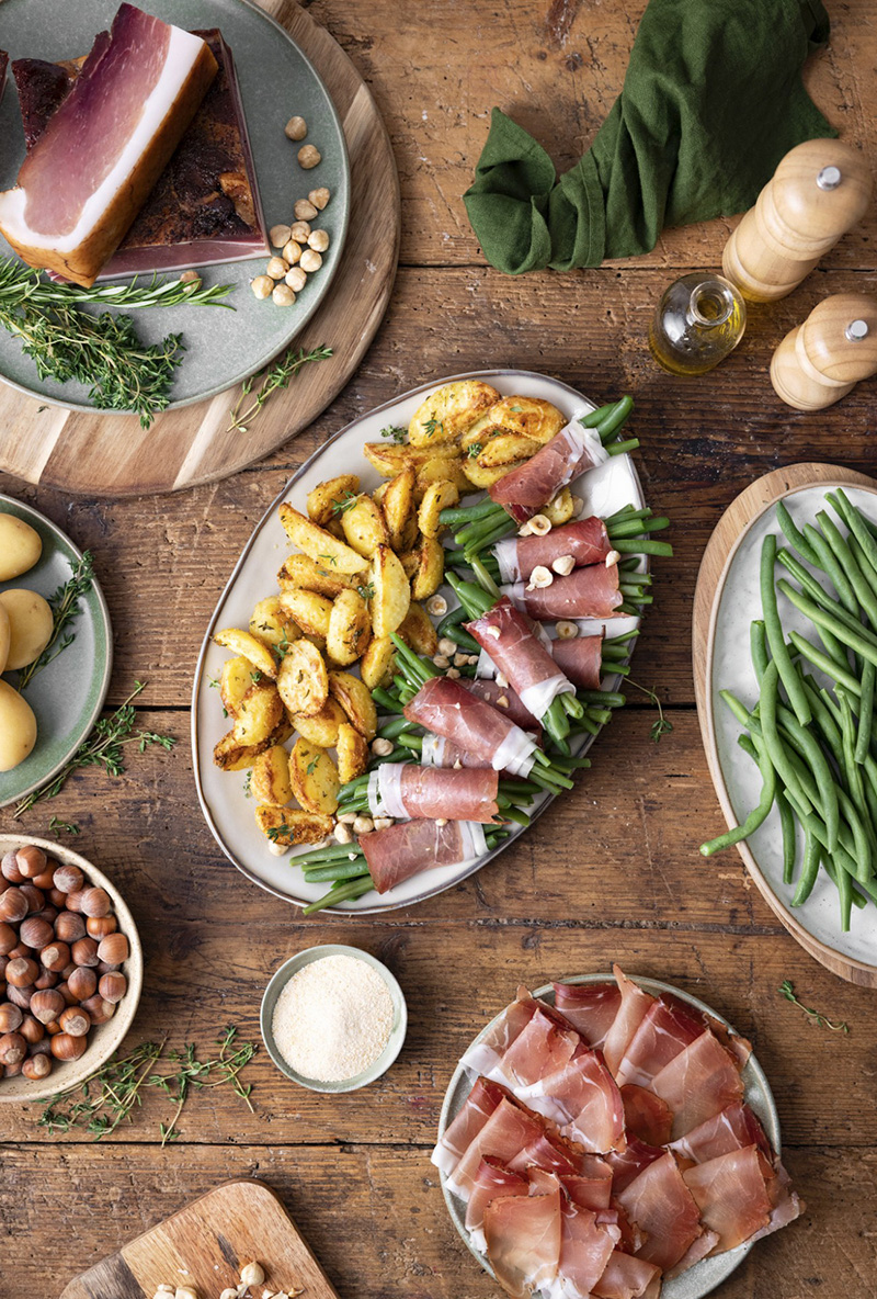 Pommes de terre four, fagots haricots, tranches Speck Alto Adige IGP