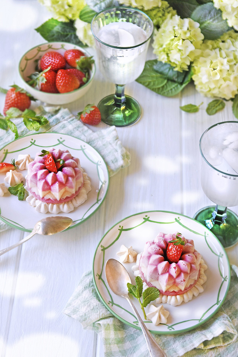 Glace fraise-hibiscus sur sa meringue