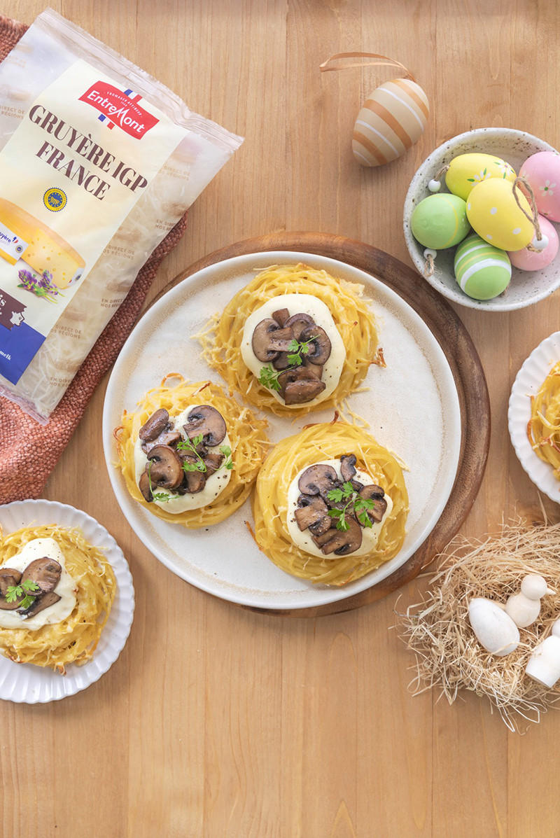 Nids de pâtes croustillants, sauce Gruyère Râpé IGP France Entremont champignons
