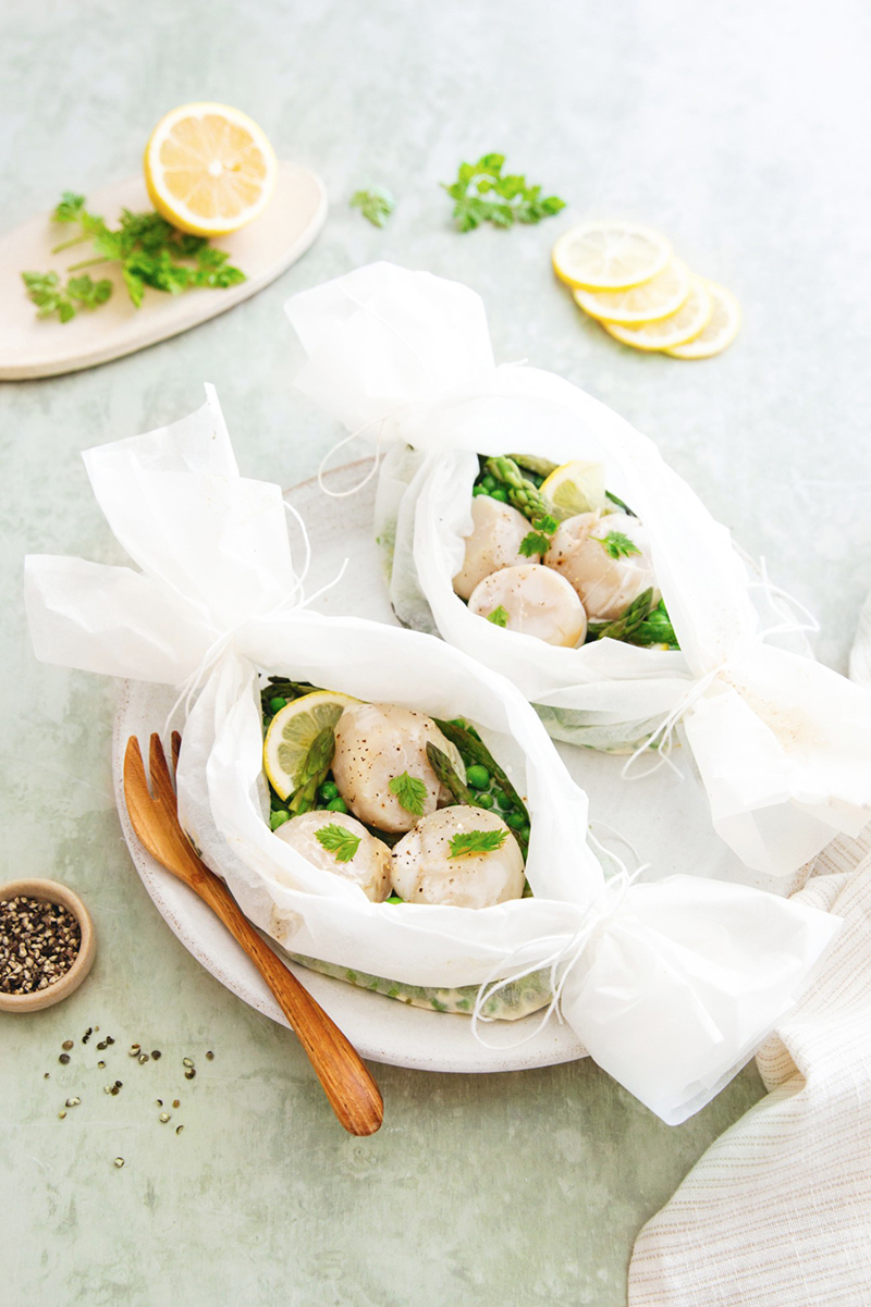 Papillote noix de Saint-Jacques asperges petits pois