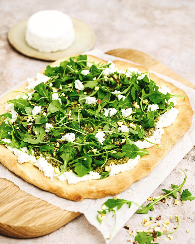 Pizza verte pesto de roquette pistaches, chèvre frais