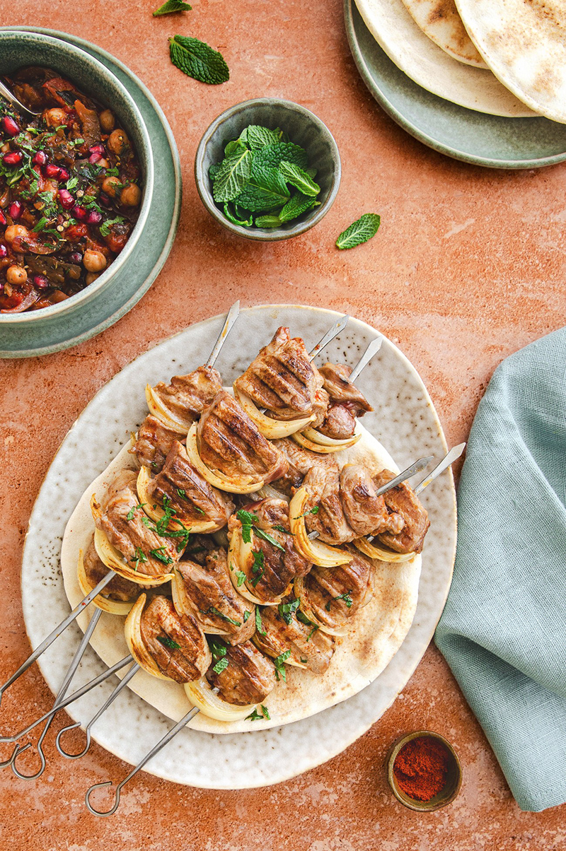 Brochettes gigot d’agneau oignons, aubergines libanaise