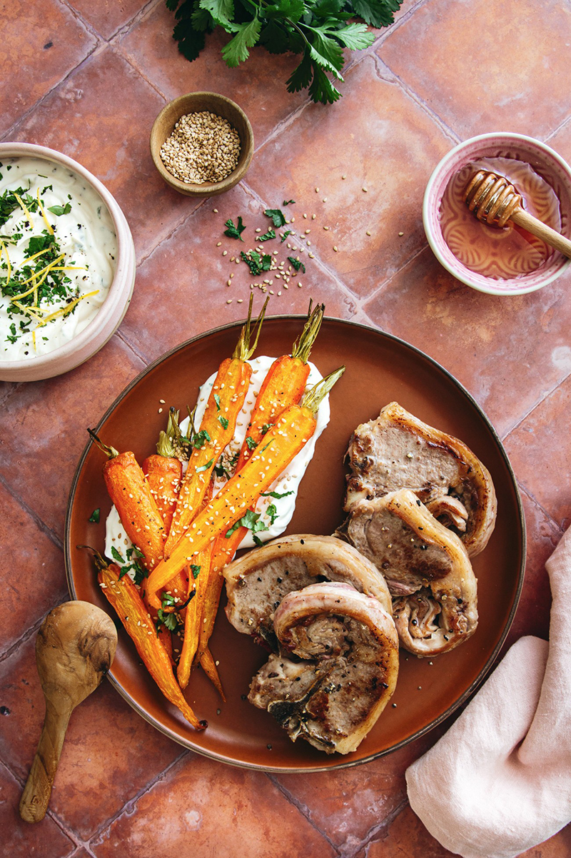 Côtes filet d’agneau, carottes rôties miel sésame