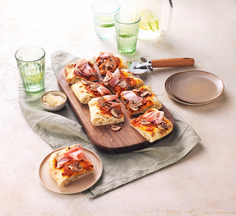 Pinsa tomate, jambon champignons