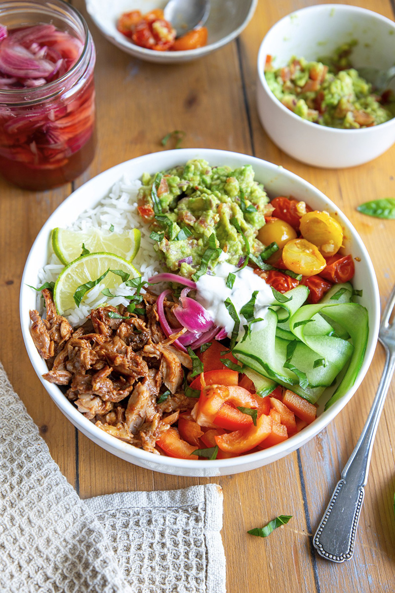 Rainbow bowl cuisse de pintade française effilochée, riz pesto maison