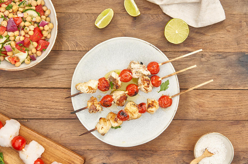 Brochettes de lotte tomates cerises salade de pois chiches