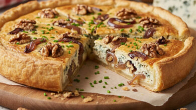 Tarte rustique Roquefort, noix croquantes oignons caramélisés