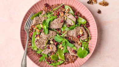 Salade tiède quinoa rouge, rumsteck, roquette, grenade pois mange-tout