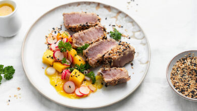 Tataki de thon, salade de mangue radis sésame