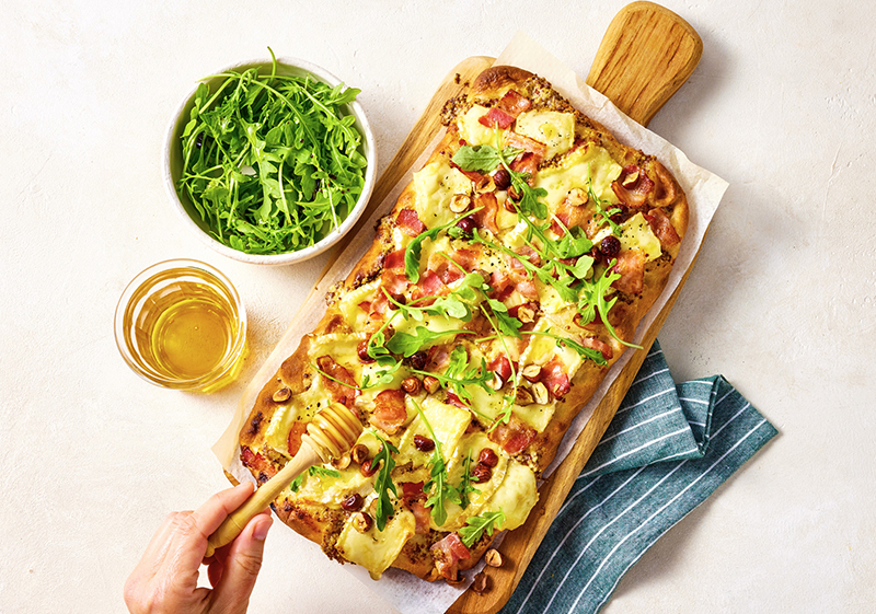Pinsa Brie et bacon base crème-moutarde
