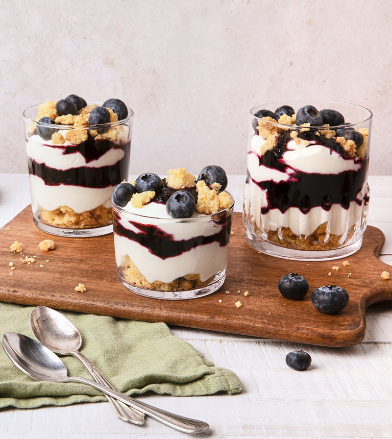 Verrines myrtilles, chantilly chèvre frais crumble