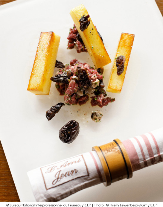 tartare_de_boeuf_huitres_et_pruneaux_d_agen_pommes_pont_neuf