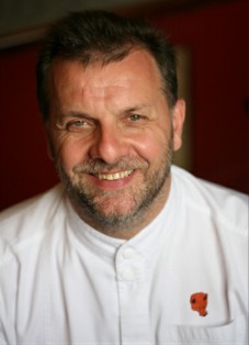 https://dev.avosassiettes.fr/img/Chef-Philippe-Renard-pour-maille.jpg